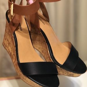 Tan & black wedges with gold accents